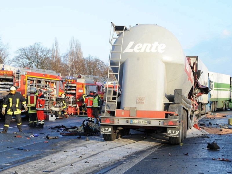 Tödlicher Unfall auf der A2 in Richtung Hannover in Höhe Altenmethler. Der Fahrer eines Silozuges fuhr auf ein Stauende auf und kam dabei zu Tode.