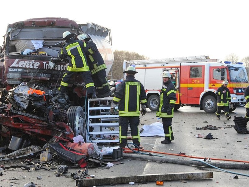 Tödlicher Unfall auf der A2 in Richtung Hannover in Höhe Altenmethler. Der Fahrer eines Silozuges fuhr auf ein Stauende auf und kam dabei zu Tode.