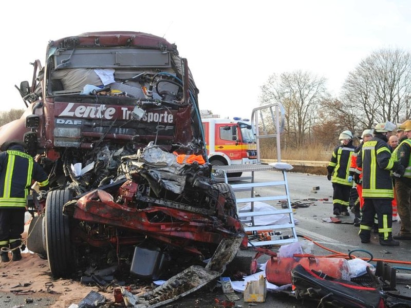 Tödlicher Unfall auf der A2 in Richtung Hannover in Höhe Altenmethler. Der Fahrer eines Silozuges fuhr auf ein Stauende auf und kam dabei zu Tode.