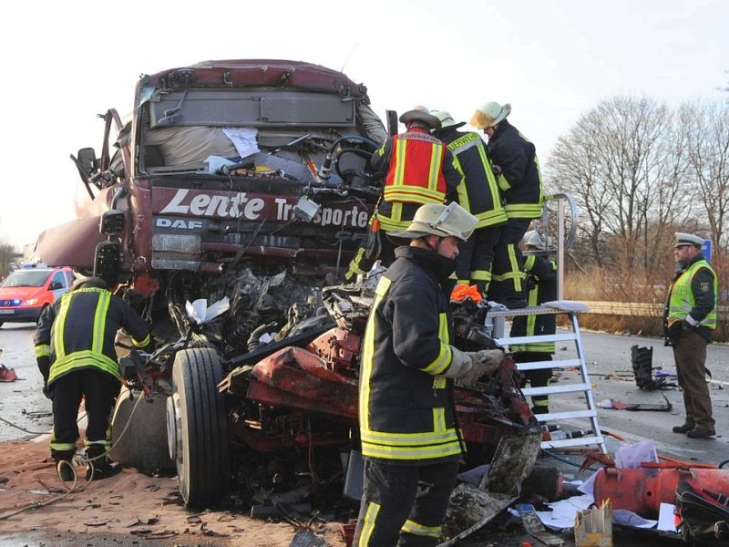 Tödlicher Unfall auf der A2 in Richtung Hannover in Höhe Altenmethler. Der Fahrer eines Silozuges fuhr auf ein Stauende auf und kam dabei zu Tode.