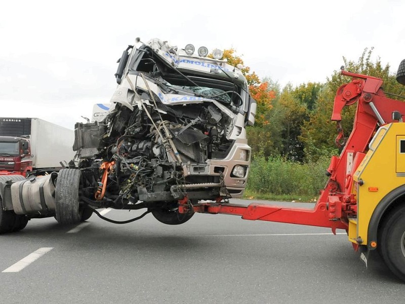 Unfall auf der A2 am 8.10.2010 mit drei Lkw