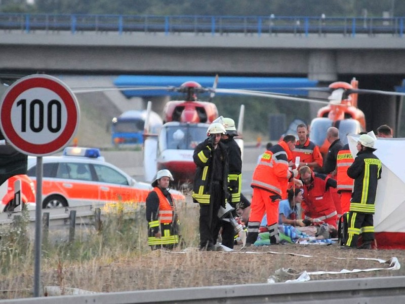 Unfall mit einem PKW und zwei LKW-Zugmaschinen auf der A2 in Fahrtrichtung Oberhausen im Bereich des Kamener Kreuzes, drei Tote zwei schwer Verletzte.