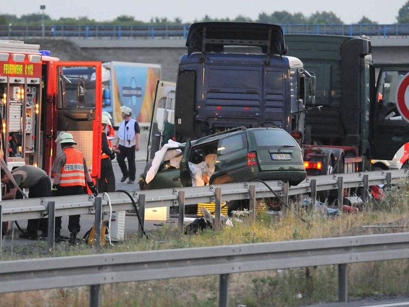 Unfall mit einem PKW und zwei LKW-Zugmaschinen auf der A2 in Fahrtrichtung Oberhausen im Bereich des Kamener Kreuzes, drei Tote zwei schwer Verletzte.