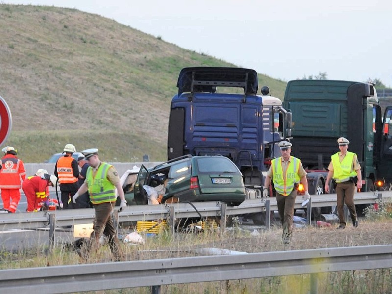 Unfall mit einem PKW und zwei LKW-Zugmaschinen auf der A2 in Fahrtrichtung Oberhausen im Bereich des Kamener Kreuzes, drei Tote zwei schwer Verletzte.