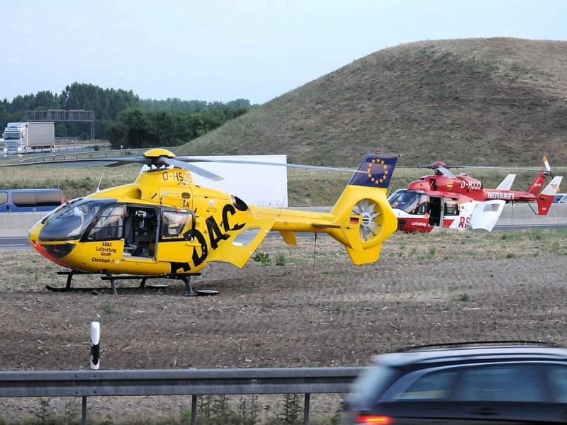 Unfall mit einem PKW und zwei LKW-Zugmaschinen auf der A2 in Fahrtrichtung Oberhausen im Bereich des Kamener Kreuzes, drei Tote zwei schwer Verletzte.