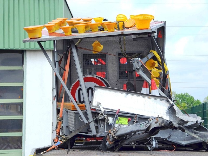 Kamen Ein Fahrzeug der Autobahnmeisterei wurde bei einem Unfall auf der A2 zerstört.