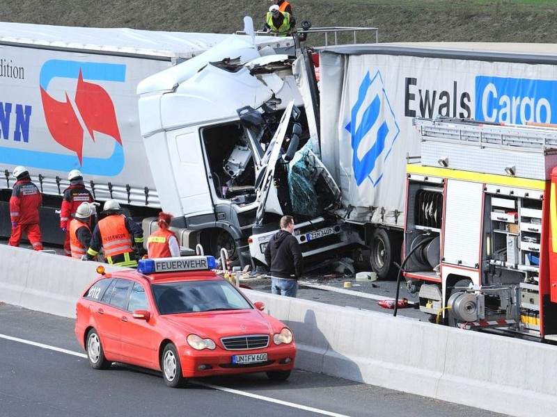 2. März 2010: Ein Mann wurde gestern bei einem Unfall am Kamener Kreuz auf der A2 in Richtung Hannover getötet. Nach ersten Erkenntnissen fuhren um zirka 13.25 drei Sattelzüge auf ein Stauende auf. Der Fahrer des letzten Lkw wurde in seinem Führerhaus eingeklemmt und erlitt dabei tödliche Verletzungen.  Der Verkehr wurde im Bereich der Unfallstelle durch die Polizei abgeleitet. Die A2 Dortmund Richtung Hannover zwischen den Anschlussstellen Kamen/Bergkamen und Bönen wurde für mehrere Stunden gesperrt.