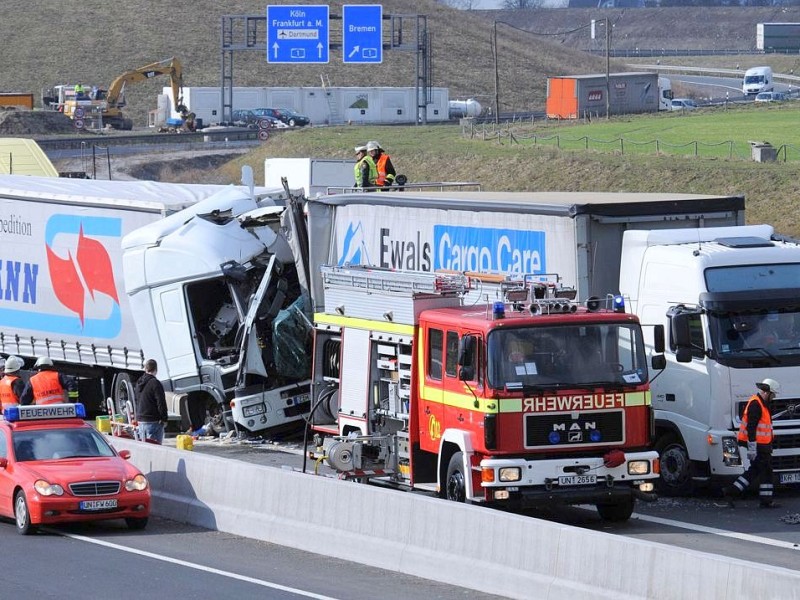 2. März 2010: Ein Mann wurde gestern bei einem Unfall am Kamener Kreuz auf der A2 in Richtung Hannover getötet. Nach ersten Erkenntnissen fuhren um zirka 13.25 drei Sattelzüge auf ein Stauende auf. Der Fahrer des letzten Lkw wurde in seinem Führerhaus eingeklemmt und erlitt dabei tödliche Verletzungen.  Der Verkehr wurde im Bereich der Unfallstelle durch die Polizei abgeleitet. Die A2 Dortmund Richtung Hannover zwischen den Anschlussstellen Kamen/Bergkamen und Bönen wurde für mehrere Stunden gesperrt.