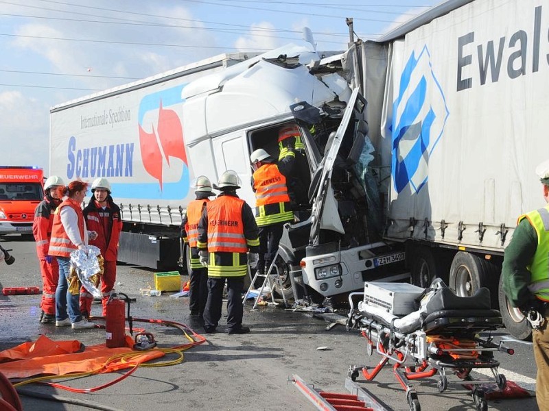 2. März 2010: Ein Mann wurde gestern bei einem Unfall am Kamener Kreuz auf der A2 in Richtung Hannover getötet. Nach ersten Erkenntnissen fuhren um zirka 13.25 drei Sattelzüge auf ein Stauende auf. Der Fahrer des letzten Lkw wurde in seinem Führerhaus eingeklemmt und erlitt dabei tödliche Verletzungen.  Der Verkehr wurde im Bereich der Unfallstelle durch die Polizei abgeleitet. Die A2 Dortmund Richtung Hannover zwischen den Anschlussstellen Kamen/Bergkamen und Bönen wurde für mehrere Stunden gesperrt.