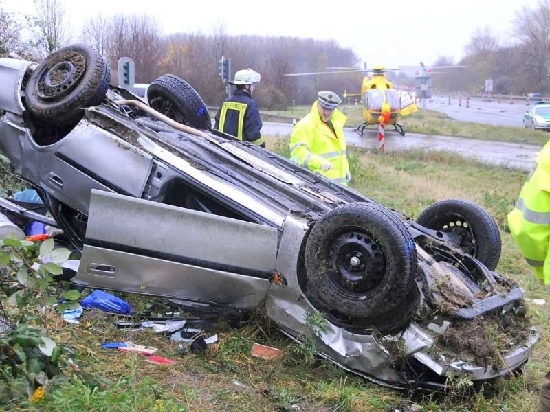 Am 22-11-2009, kam es zu einem Alleinunfall an der Abfahrt der Autobahn A2 in Bönen, Fahrtrichtung Oberhausen. Ein Pkw aus dem Kreis Warendorf kam aus ungeklärten Gründen nacvh recht von der Fahrban ab ,uberschlugsic und kam auf dem Dach zu liegen .Im Auto befand sich nur der Fahre der schwerste Verletzungen davon trug,er wurde mit dem Rettungshubschrauber ins Krankenhaus gebracht. Bönen Lebensgefährlich verletzt wurde ein 24-jähriger Mann aus dem Kreis Warendorf am Sonntag gegen 8.30 Uhr auf der Autobahn A2 in Höhe der Anschlussstelle Bönen