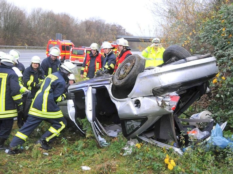 Am 22-11-2009, kam es zu einem Alleinunfall an der Abfahrt der Autobahn A2 in Bönen, Fahrtrichtung Oberhausen. Ein Pkw aus dem Kreis Warendorf kam aus ungeklärten Gründen nacvh recht von der Fahrban ab ,uberschlugsic und kam auf dem Dach zu liegen .Im Auto befand sich nur der Fahre der schwerste Verletzungen davon trug,er wurde mit dem Rettungshubschrauber ins Krankenhaus gebracht. Bönen Lebensgefährlich verletzt wurde ein 24-jähriger Mann aus dem Kreis Warendorf am Sonntag gegen 8.30 Uhr auf der Autobahn A2 in Höhe der Anschlussstelle Bönen