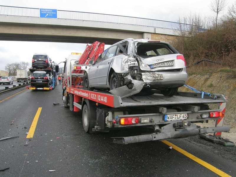 Unfall auf der A2 in Richtung Oberhausen. In Höhe der Brücke Feldstraße fuhr ein Autotransporter auf ein Stauende auf und touchierte außerdem eine Teermaschiene.