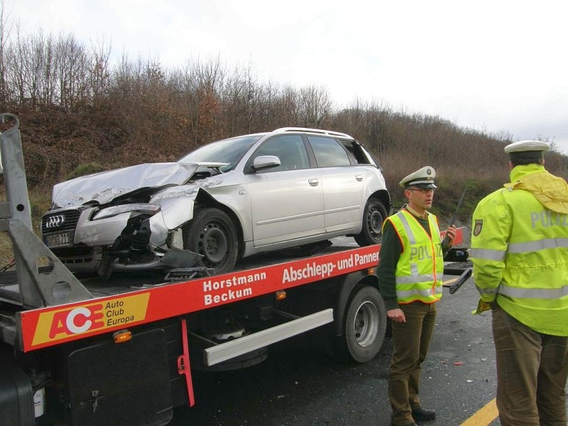 Unfall auf der A2 in Richtung Oberhausen. In Höhe der Brücke Feldstraße fuhr ein Autotransporter auf ein Stauende auf und touchierte außerdem eine Teermaschiene.