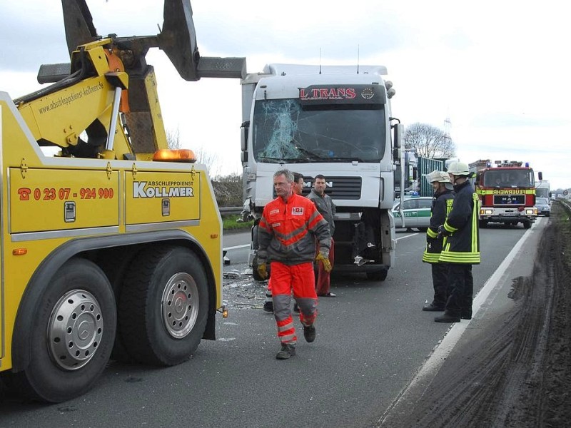 Drei Sattelzüge waren verwickelt in den Unfall auf der A2 in Fahrtrichtung Hannover ausgangs des Kamener Kreuzes am 3. April gegen 15.30 Uhr.