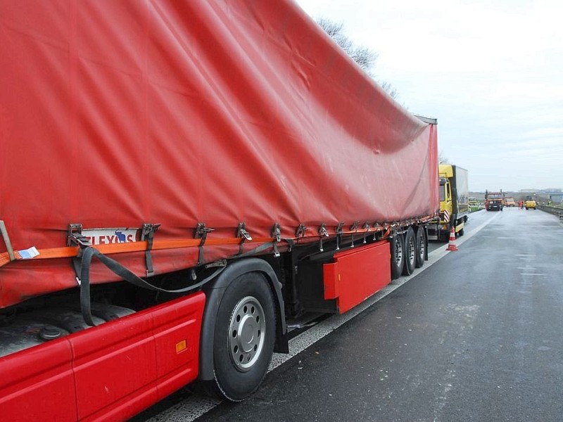 Biertransporter verunglückt im Kamener Kreuz (Tangente Fahrtrichtung Hannover). Von 500 geladenen Kisten Bier sind 200 herausgefallen und größtenteils zu Bruch gegangen.