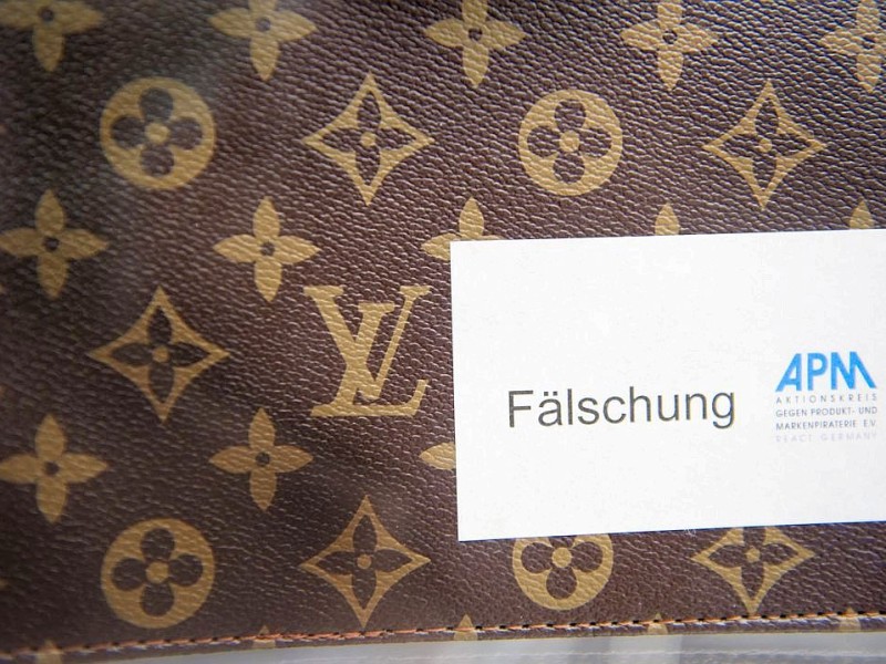 ...mal zur gefälschten Ledertasche der Luxusmarke Louis Vuitton.