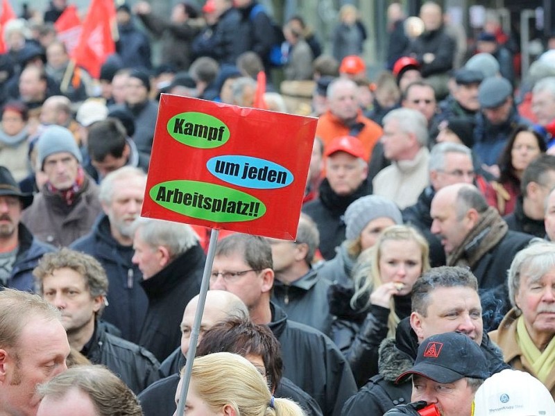 Tausende Mitarbeiter von ThyssenKrupp Nirosta demonstrierten am Freitag, 27. Januar 2012 in Bochum für den Erhalt ihrer Arbeitsplätze. Nach Angaben der IG Metall könnte das Werk an Outokumpu verkauft werden.  Foto: Ingo Otto / WAZ FotoPool