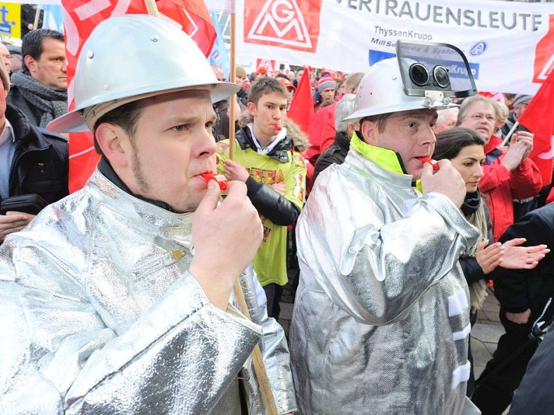 Tausende Mitarbeiter von ThyssenKrupp Nirosta demonstrierten am Freitag, 27. Januar 2012 in Bochum für den Erhalt ihrer Arbeitsplätze. Nach Angaben der IG Metall könnte das Werk an Outokumpu verkauft werden.  Foto: Ingo Otto / WAZ FotoPool