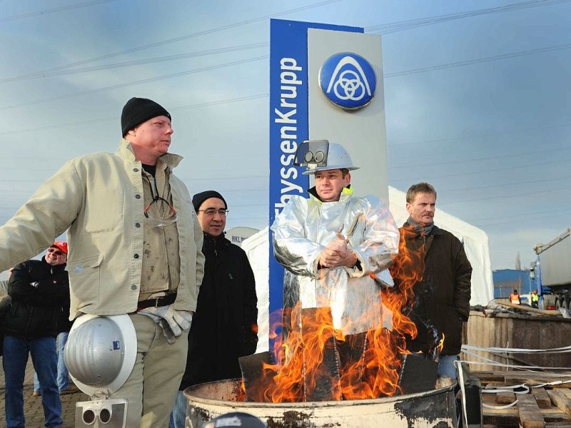 Tausende Mitarbeiter von ThyssenKrupp Nirosta demonstrierten am Freitag, 27. Januar 2012 in Bochum für den Erhalt ihrer Arbeitsplätze. Nach Angaben der IG Metall könnte das Werk an Outokumpu verkauft werden.  Foto: Ingo Otto / WAZ FotoPool