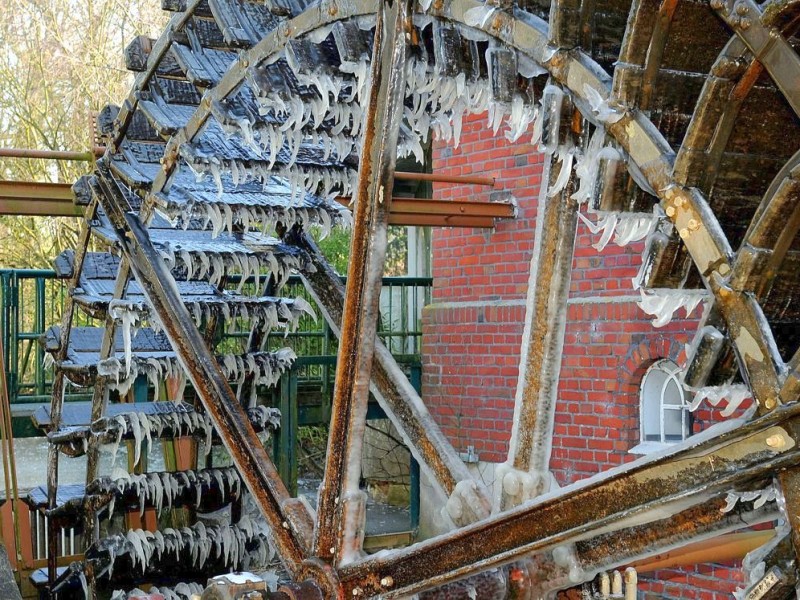 ...in Dinslaken: Die Wassermühle in Hiesfeld zeigt sich im winterlichen Gewand, das Mühlrad vereist und voller Eiszapfen. Ein tapferer Nackedei...