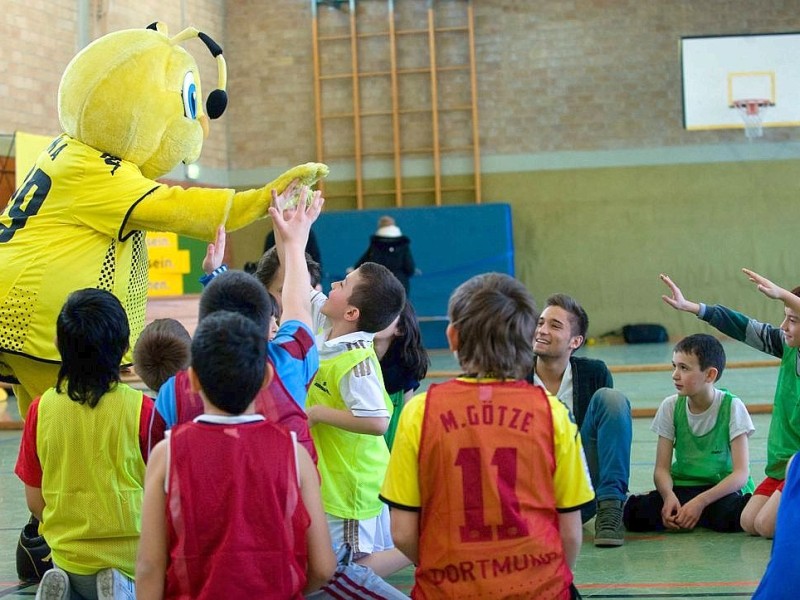 Große Klasse - Das Grundschulprojekt von Borussia Dortmund zu Gast in der Diesterweg Grundschule am 1.2.2012. Stargast ist BVB Spieler Moritz Leitner.Foto: Knut Vahlensieck