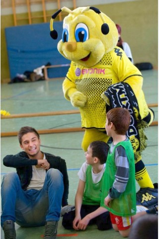 Große Klasse - Das Grundschulprojekt von Borussia Dortmund zu Gast in der Diesterweg Grundschule am 1.2.2012. Stargast ist BVB Spieler Moritz Leitner.Foto: Knut Vahlensieck