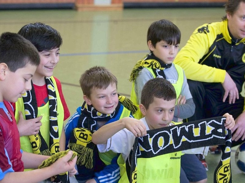 Große Klasse - Das Grundschulprojekt von Borussia Dortmund zu Gast in der Diesterweg Grundschule am 1.2.2012. Stargast ist BVB Spieler Moritz Leitner.Foto: Knut Vahlensieck