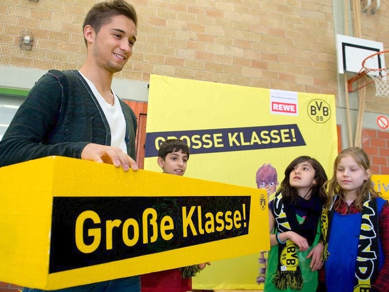 Große Klasse - Das Grundschulprojekt von Borussia Dortmund zu Gast in der Diesterweg Grundschule am 1.2.2012. Stargast ist BVB Spieler Moritz Leitner.Foto: Knut Vahlensieck