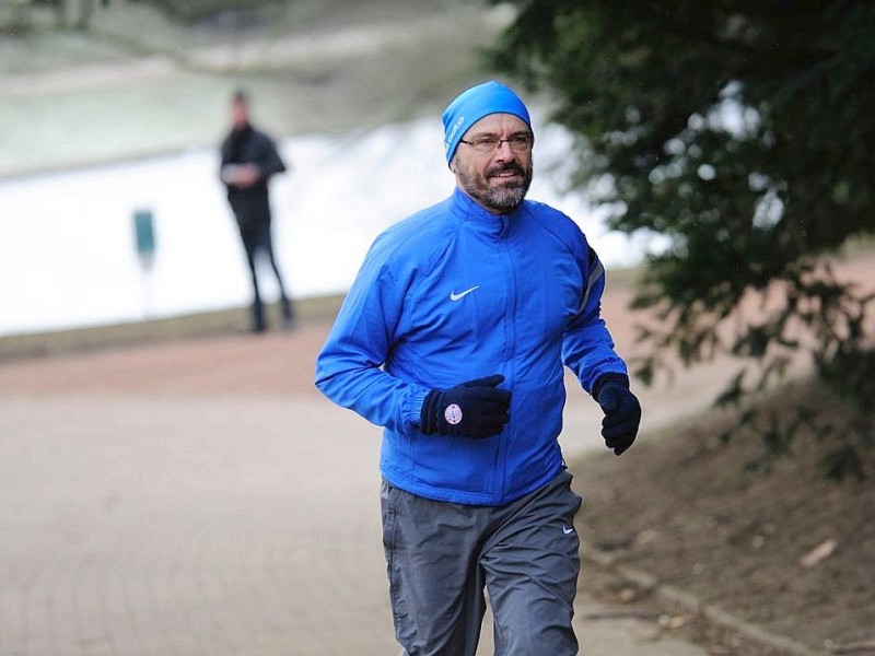 Eisige Temperaturen verwandeln den Bochumer Stadtpark am Dienstag, 07. Februar 2012, in eine Winterlandschaft.  Spaziergänger und Jogger, wie Detlef Müser, besuchen den Park. Jugendliche schlittern auf dem zugefrorenen See umher.  Foto: Ingo Otto / WAZ FotoPool