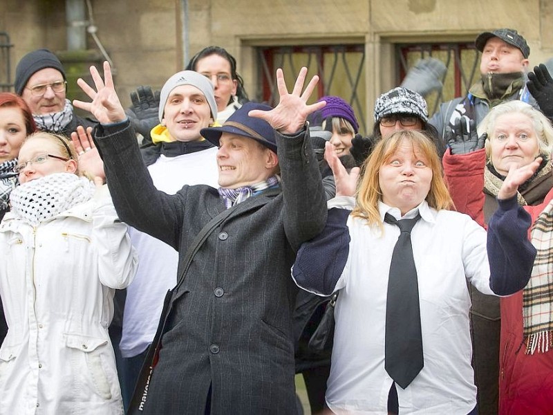 Mit einem Flashmob vor dem Rathaus tanzen sie den Handshake-Dance, um den Oberbürgermeister aus dem Amt zu tanzen, so die Initiatoren der Protestaktion.