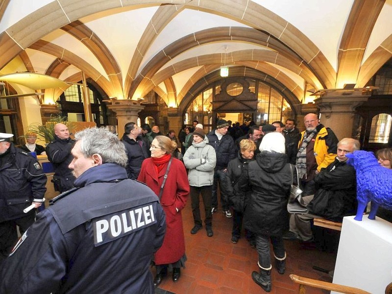 Viele Bürger versuchten am Abwahlsonntag vergeblich ins Rathaus zu kommen, um die Verkündung des Abstimmungsergebnisses durch Stadtdirektor Greulich live zu verfolgen. Im Rathausfoyer war aber nur Platz für die Medienvertreter und rund 100 geladene Gäste.