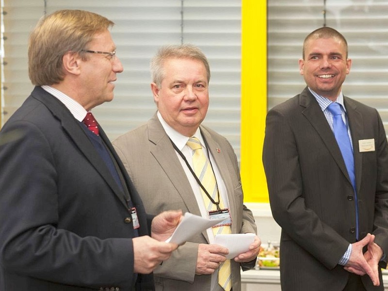 NRW - Wirtschaftsminister Harry Voigtsberger,  Rheinbergs Buergermeister Hans-Theo Mennicken und  Armin Cossmann, Leiter der deutschen Logistikzentren (l-r) bei der offiziellen Einweihung des Amazon - Logistikzentrums in Rheinberg am Freitag, 17.02.2012.Foto: Bernd Lauter/WAZ FotoPool