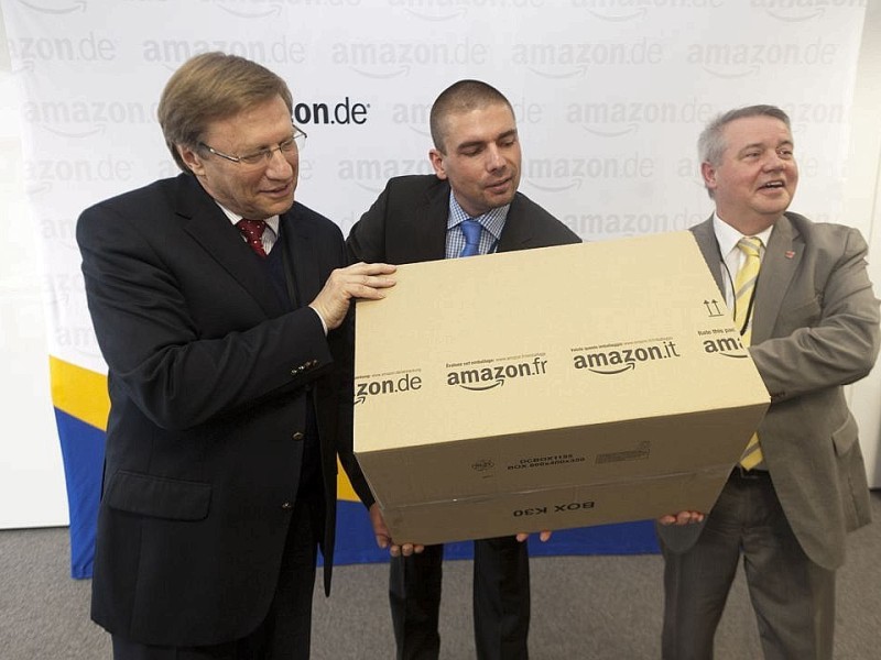 NRW - Wirtschaftsminister Harry Voigtsberger, Armin Cossmann, Leiter der deutschen Logistikzentren und Rheinbergs Buergermeister Hans-Theo Mennicken (l-r) bei der offiziellen Einweihung des Amazon - Logistikzentrums in Rheinberg am Freitag, 17.02.2012.Foto: Bernd Lauter/WAZ FotoPool