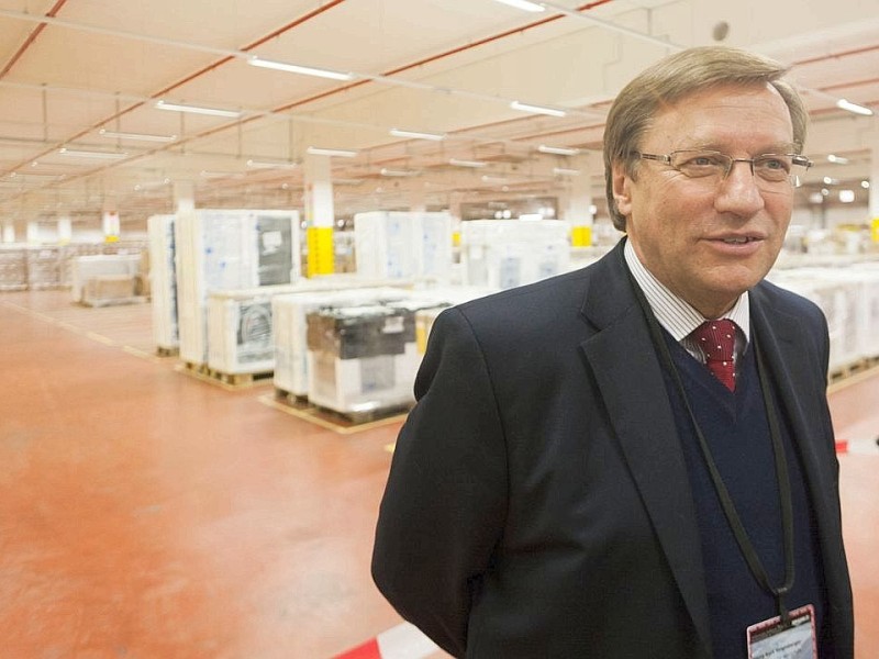 NRW - Wirtschaftsminister Harry Voigtsberger bei der offiziellen Einweihung des Amazon - Logistikzentrums in Rheinberg am Freitag, 17.02.2012.Foto: Bernd Lauter/WAZ FotoPool