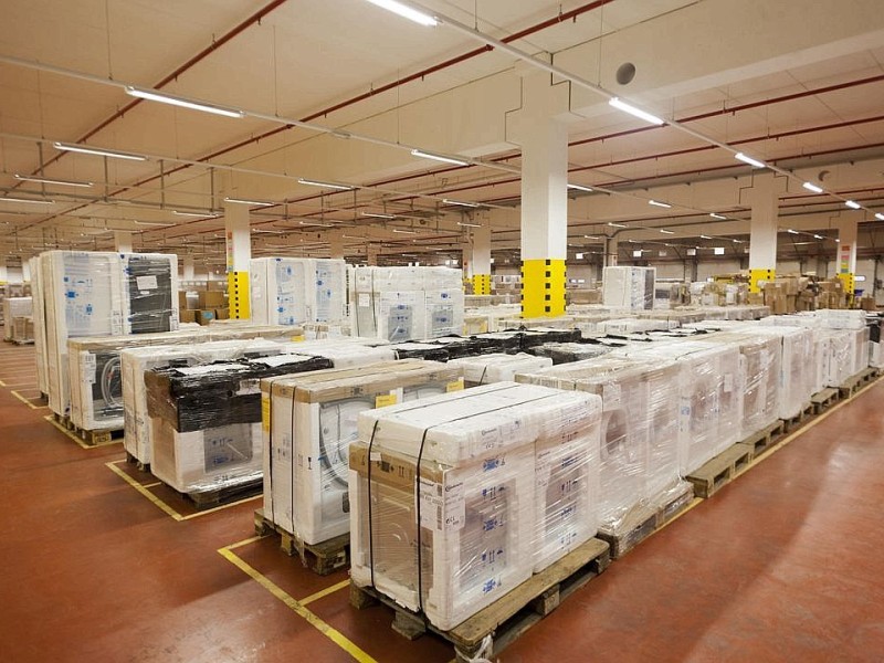 Waschmaschinen stehen auf Paletten im Amazon - Logistikzentrum in Rheinberg am Freitag, 17.02.2012. Foto: Bernd Lauter / WAZ FotoPool