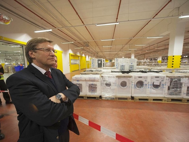 NRW - Wirtschaftsminister Harry Voigtsberger bei der offiziellen Einweihung des Amazon - Logistikzentrums in Rheinberg am Freitag, 17.02.2012.Foto: Bernd Lauter/WAZ FotoPool