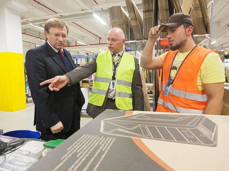 NRW - Wirtschaftsminister Harry Voigtsberger und Dietmar Brede (l-) bei der offiziellen Einweihung des Amazon - Logistikzentrums in Rheinberg am Freitag, 17.02.2012.Foto: Bernd Lauter/WAZ FotoPool