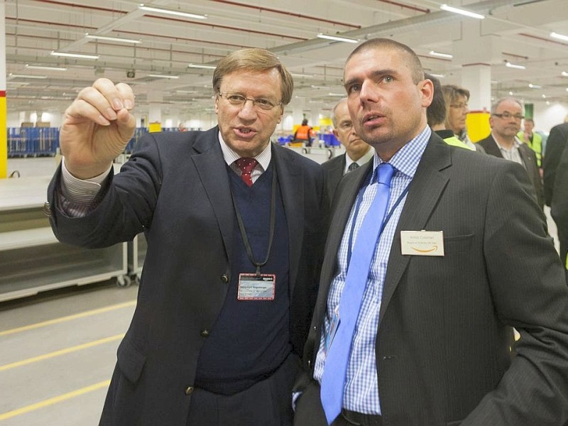 NRW - Wirtschaftsminister Harry Voigtsberger und Armin Cossmann, Leiter der deutschen Logistikzentren, bei der offiziellen Einweihung des Amazon - Logistikzentrums in Rheinberg am Freitag, 17.02.2012.Foto: Bernd Lauter/WAZ FotoPool