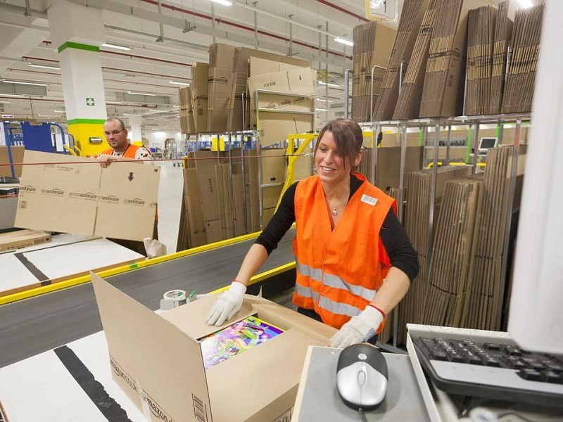 Offizielle Einweihung des Amazon - Logistikzentrums in Rheinberg am Freitag, 17.02.2012. Foto: Bernd Lauter / WAZ FotoPool