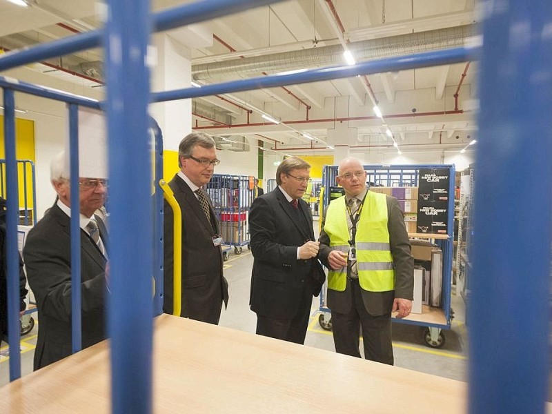 NRW - Wirtschaftsminister Harry Voigtsberger und Dietmar Brede (l-) bei der offiziellen Einweihung des Amazon - Logistikzentrums in Rheinberg am Freitag, 17.02.2012.Foto: Bernd Lauter/WAZ FotoPool