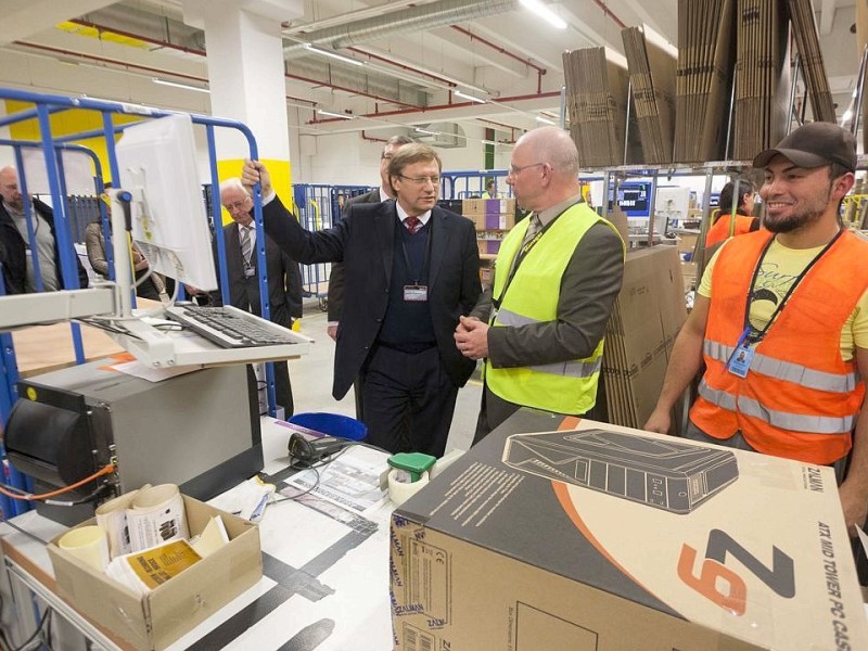 NRW - Wirtschaftsminister Harry Voigtsberger und Dietmar Brede (l-) bei der offiziellen Einweihung des Amazon - Logistikzentrums in Rheinberg am Freitag, 17.02.2012.Foto: Bernd Lauter/WAZ FotoPool