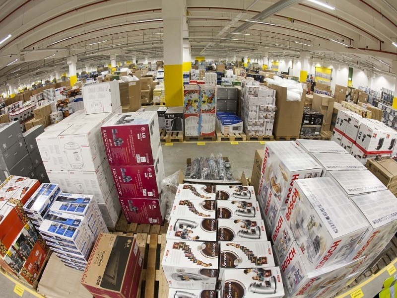 Warenlager im Amazon - Logistikzentrum in Rheinberg am Freitag, 17.02.2012. Foto: Bernd Lauter / WAZ FotoPool