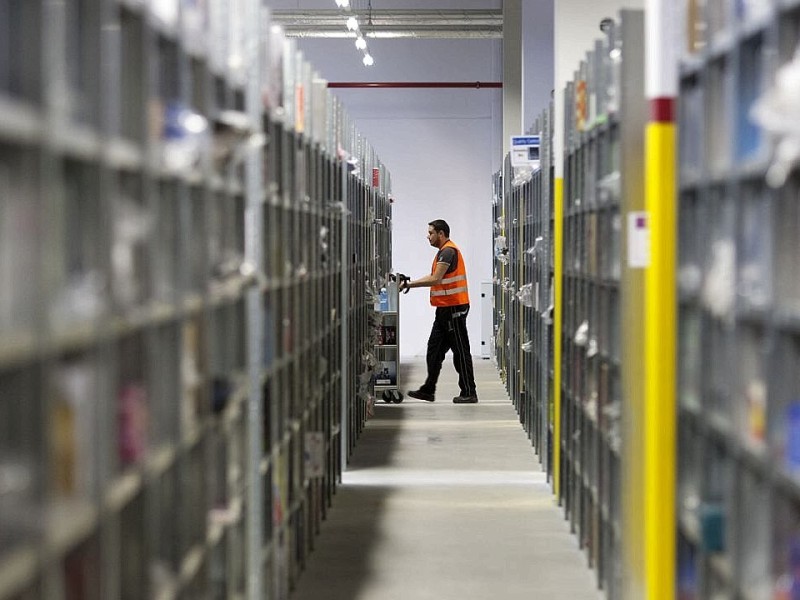 Arbeiterinnen und Arbeiter verpacken Ware, offizielle Einweihung des Amazon - Logistikzentrums in Rheinberg am Freitag, 17.02.2012. Foto: Bernd Lauter / WAZ FotoPool