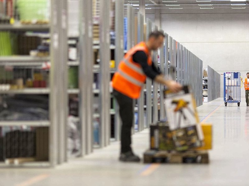 Arbeiter im Warenlager des Amazon - Logistikzentrums in Rheinberg am Freitag, 17.02.2012. Foto: Bernd Lauter / WAZ FotoPool