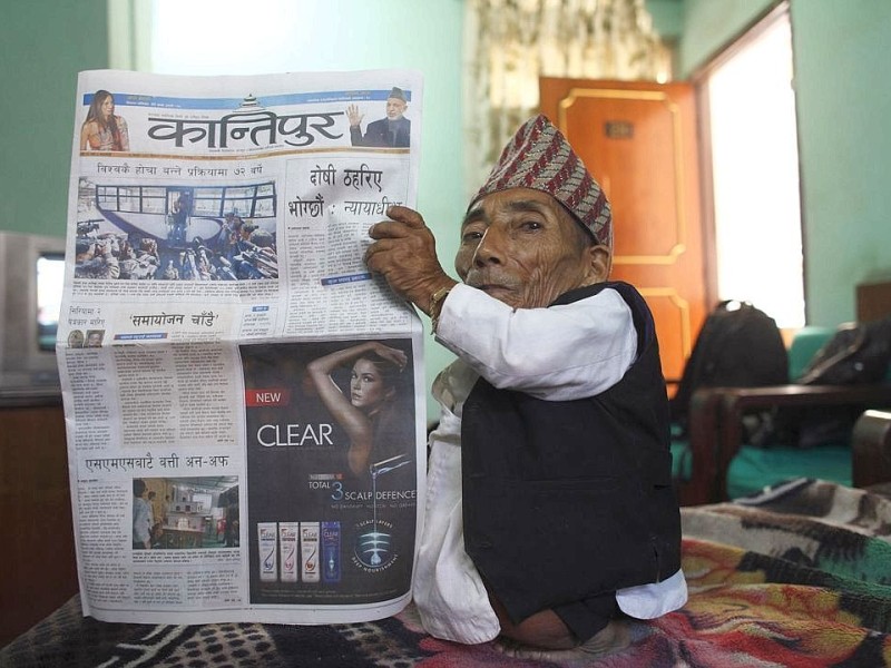 Ich bin sehr glücklich. Jetzt will ich durch Nepal und in fremde Länder reisen. Er ist gerade einmal so groß, wie die Zeitung, die er in den Händen hält. Trotzdem...