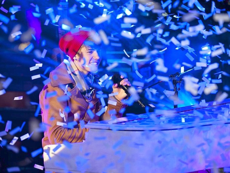 ...Bieber am Piano. Es heißt, Justin Bieber könne vier Instrumente spielen: Gitarre, Klavier, Schlagzeug und Trompete. Alle vier...