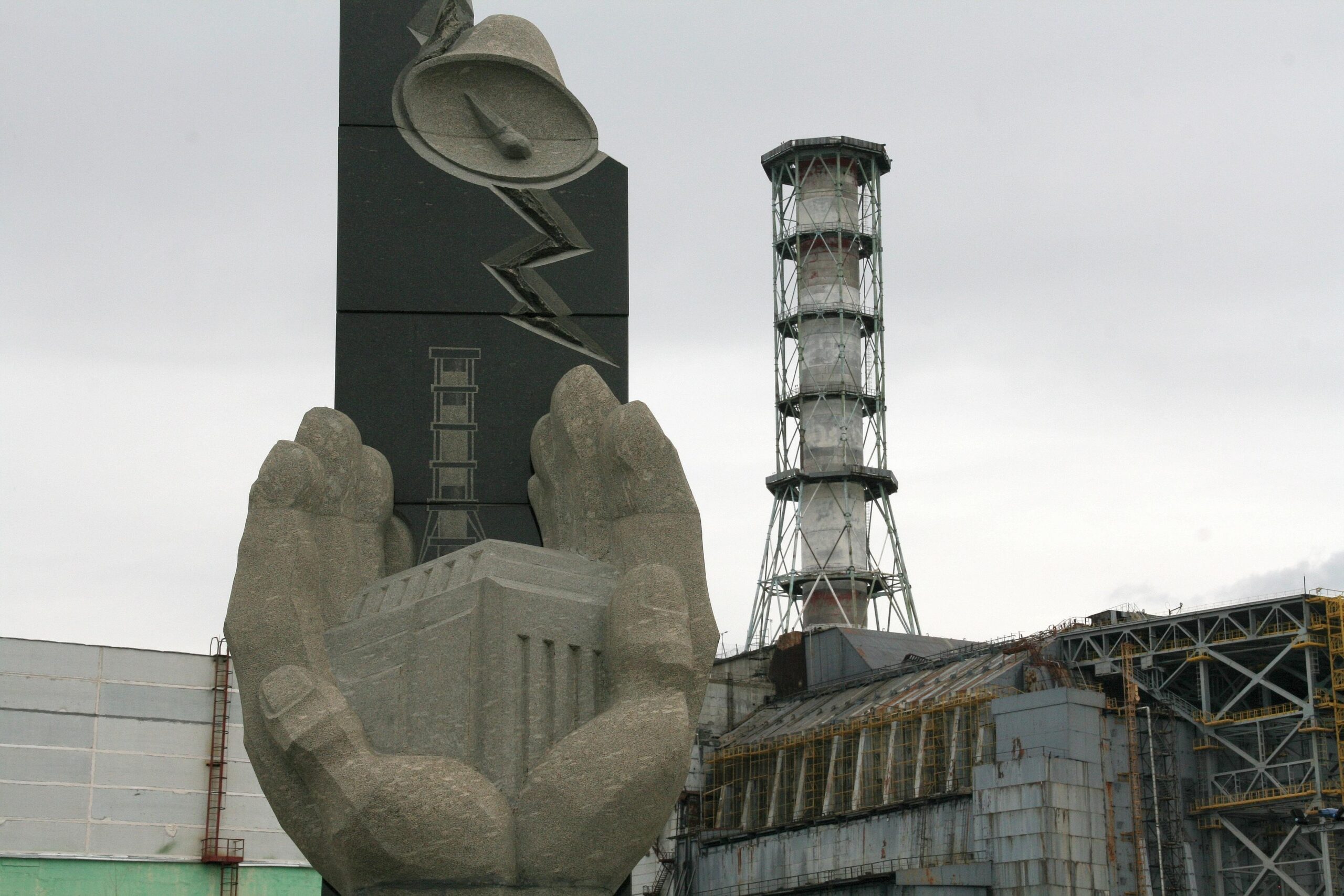 Mahnmal und der  Unglücksreaktor.