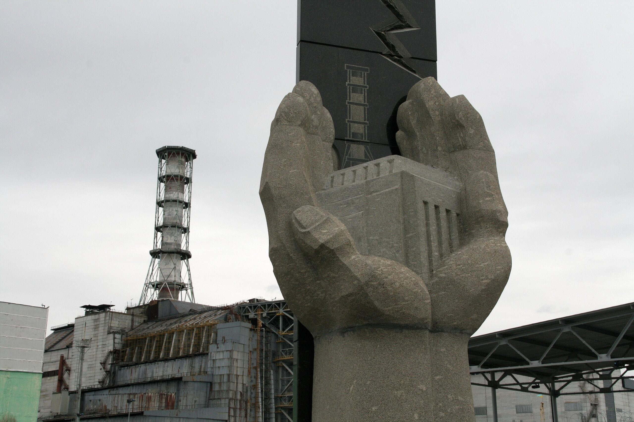 25 Jahre nach dem Unglück: Besuch in der Sperrzone von Tschernobyl.Mahnmal und der  Unglücksreaktor.