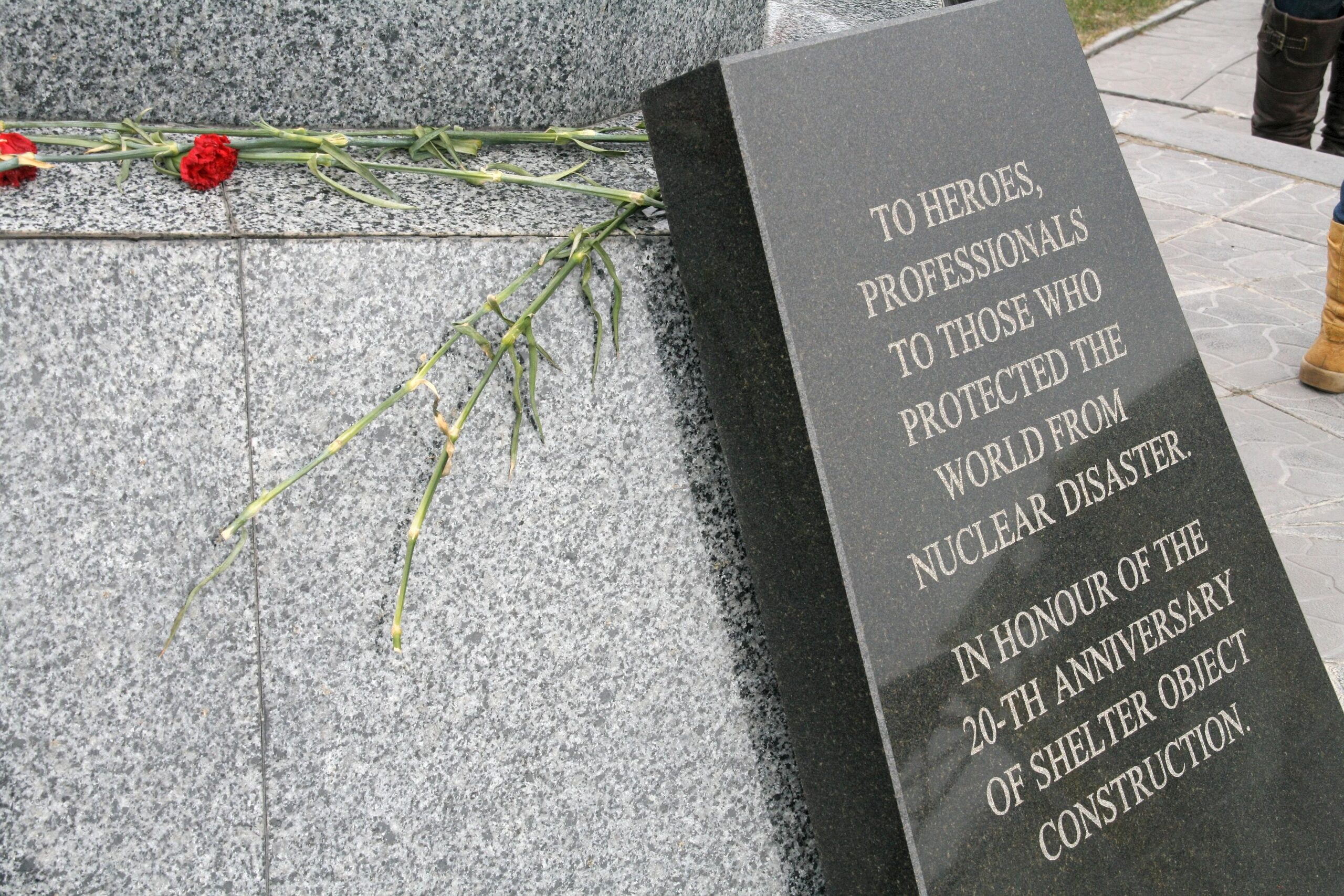 25 Jahre nach dem Unglück: Besuch in der Sperrzone von Tschernobyl.Gedenktafel am Mahnmal vor dem Unglücksreaktor.