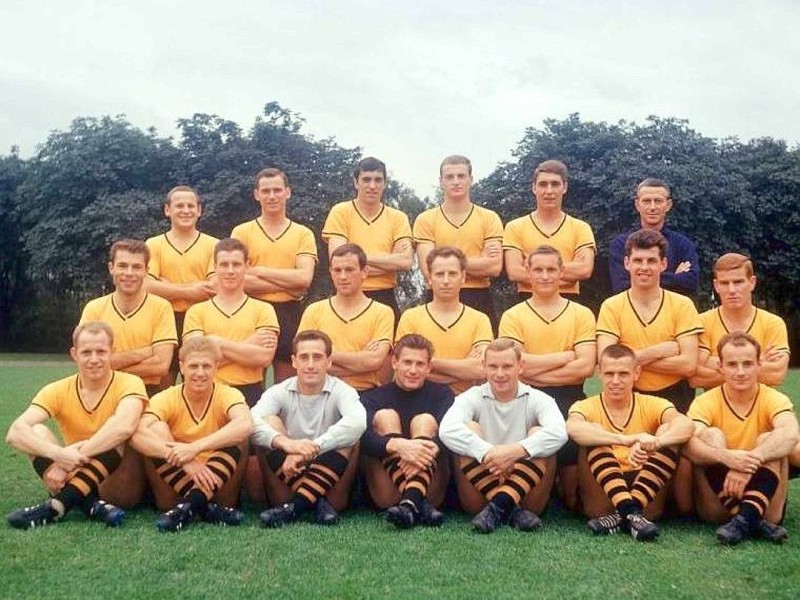 Die Dortmunder Mannschaft vor der Saison 1964/65. Konietzka hockt in der mittleren Reihe (zweiter von rechts).